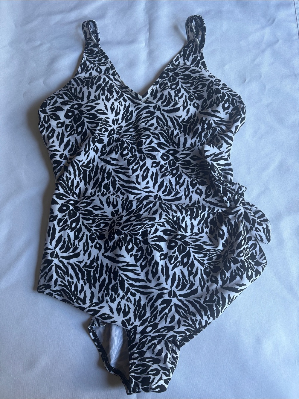 Shore Shapes Black & White Floral Leaf Print Bathing Suit